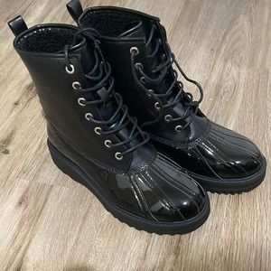 Black boots, if you’re more on the gothic side this will fit you so good
